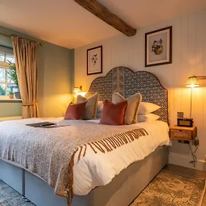 The Old House 4*, Burstow Regno Unito